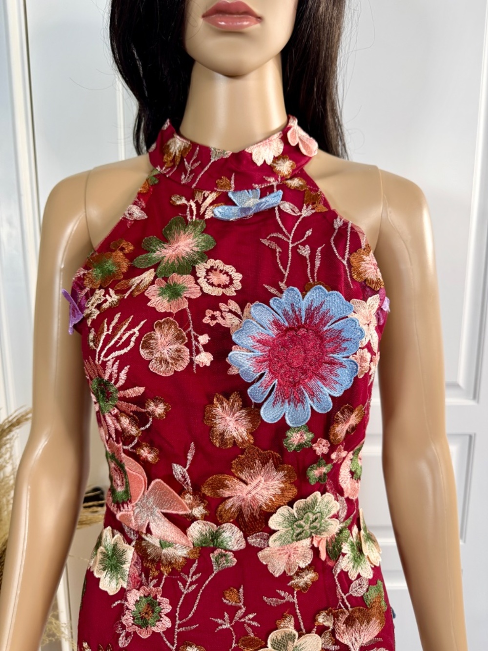 RACER TOP FITTED BURGUNDY MINI DRESS WITH 3D MULTI-COLORED FLORAL DETAILS - Picture 9 of 16